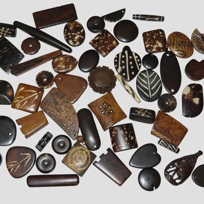 Sale Photo Thumbnail #538: Huge Lot of Vintage Carved Bone Beads & Pendants