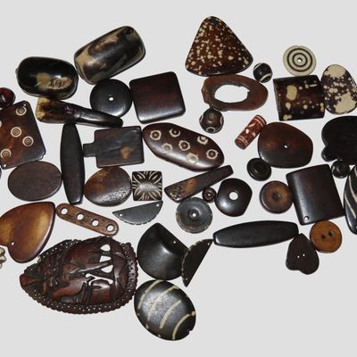 Sale Photo Thumbnail #534: Huge Lot of Vintage Carved Bone Beads & Pendants