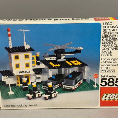 Sale Photo Thumbnail #304: LEGO 585 Police Headquarters Building Set