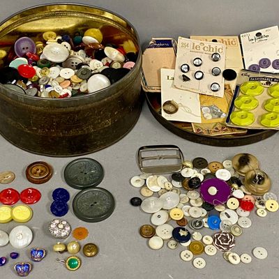 Sale Photo Thumbnail #366: Le Chic Assorted Vintage Sewing Buttons