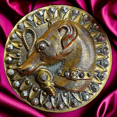Sale Photo Thumbnail #182: A DIVISION ONE BRASS PICTORIAL DOG BUTTON