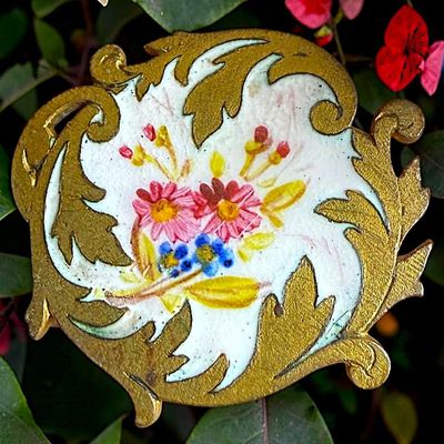 A DIVISION ONE PICTORIAL ENAMEL BUTTON