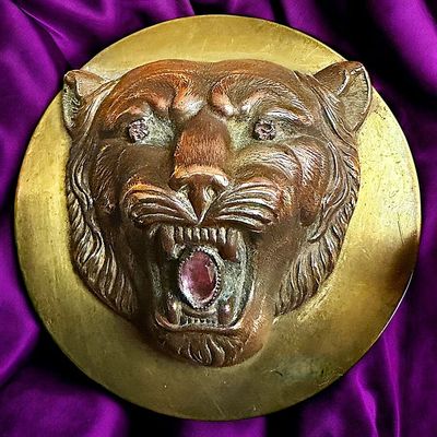 Sale Photo Thumbnail #303: A DIVISION ONE WILDCAT PICTORIAL BUTTON