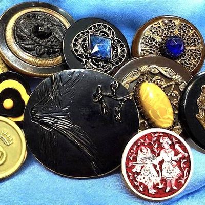 Sale Photo Thumbnail #405: A BAG LOT OF DIVISION ONE & THREE ASSORTED BUTTONS