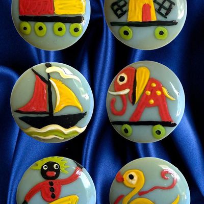 Sale Photo Thumbnail #160: A SET OF DIV. 3 HAND PAINTED CASEIN PICTORIAL BUTTONS