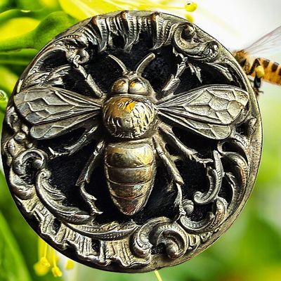 A WONDERFUL DIVISION ONE BRASS BEE BUTTON