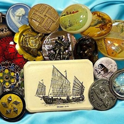 Sale Photo Thumbnail #406: A BAG LOT OF DIVISION ONE & THREE ASSORTED BUTTONS