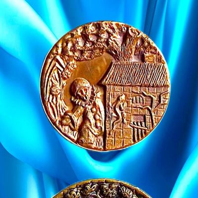 Sale Photo Thumbnail #220: A SMALL CARD OF DIVISION ONE METAL PICTURE BUTTONS