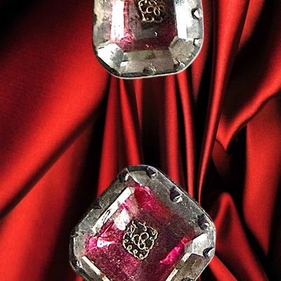 Sale Photo Thumbnail #106: A SMALL CARD OF DIV. 1 SQUARE CRYSTAL IN SILVER BUTTONS