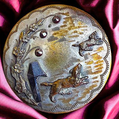 A DIVISION ONE BRASS PICTORIAL DOG BUTTON