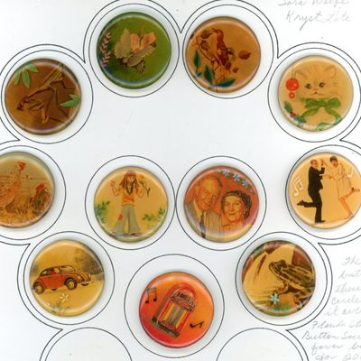 A SELECTION OF DIVISION 3 WATCH CRYSTAL STYLE BUTTONS