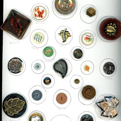 Sale Photo Thumbnail #385: 2 CARDS OF DIVISION ONE AND THREE LEAF BUTTONS