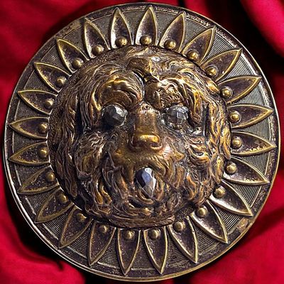 A DIVISION 1 HIGH RELIEF BRASS ANIMAL PICTORIAL BUTTON
