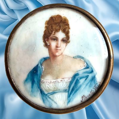 Sale Photo Thumbnail #147: A DIVISION ONE PAINTING UNDER GLASS BUTTON