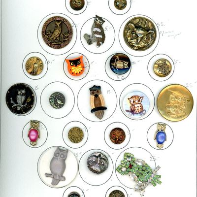 A CARD OF DIVISION ONE AND THREE PICTORIAL BUTTONS