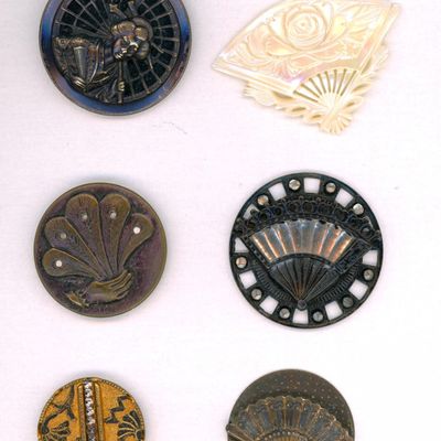 Sale Photo Thumbnail #359: A SMALL CARD OF DIVISION 1 & 3 FAN BUTTONS