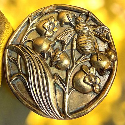 Sale Photo Thumbnail #132: A DIVISION ONE PICTORIAL BRASS BUTTON