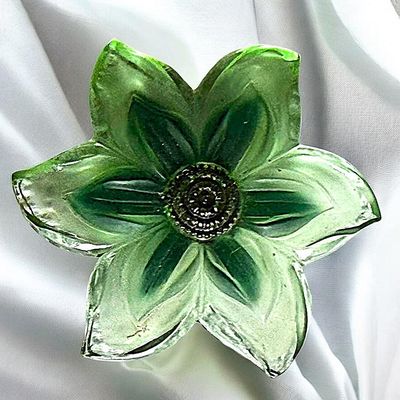 Sale Photo Thumbnail #321: A DIVISION ONE PICTORIAL REALISTIC GLASS BUTTON