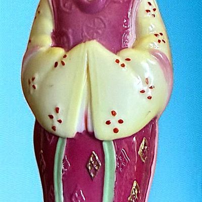Sale Photo Thumbnail #272: A DIVISION THREE PORCELAIN ARITA REALISTIC BUTTON