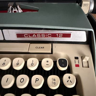 Vintage SCM Smith-Corona Classic 12 Manual Typewriter with Hard Carrying Case