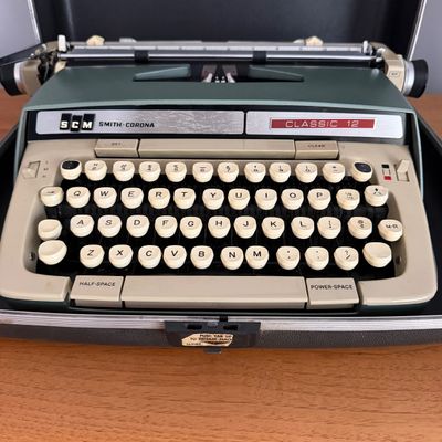 Vintage SCM Smith-Corona Classic 12 Manual Typewriter with Hard Carrying Case