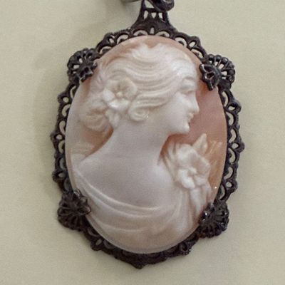 Antique Cameo Jewelry Brooch & Pendant Lot