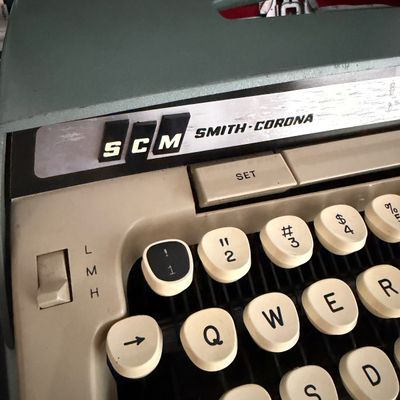 Vintage SCM Smith-Corona Classic 12 Manual Typewriter with Hard Carrying Case