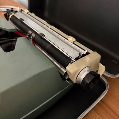 Vintage SCM Smith-Corona Classic 12 Manual Typewriter with Hard Carrying Case