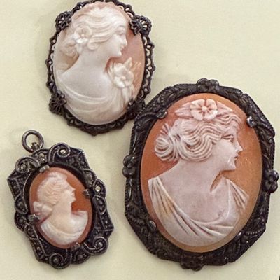 Antique Cameo Jewelry Brooch & Pendant Lot