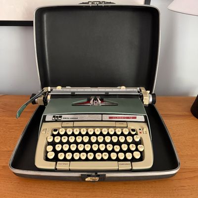 Vintage SCM Smith-Corona Classic 12 Manual Typewriter with Hard Carrying Case
