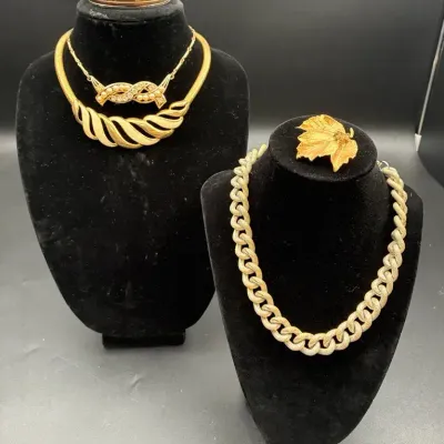 Golden Glamour - Textured Chain, Rhinestones & Leaf Brooch