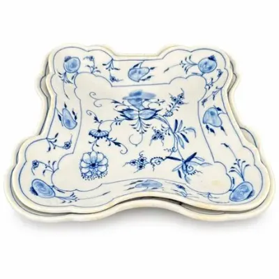 Lot 104
(2) Blue Onion (Zwiebelmuster), Square Scalloped Serving Dishes, Meissen-Style