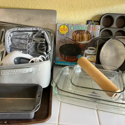 Bakeware And Hand Mixer, Incl Pyrex