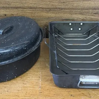 Sale Photo Thumbnail #405: Lot 506: Black-speckled porcelain-enamel roaster & rectangular roaster with a wire V-rack. - Square pan is 18 x 13 x 4/oval pan is 16 x 12 x 4