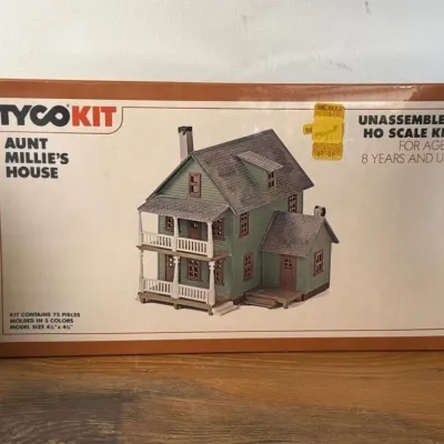 Sale Photo Thumbnail #258: Lot 329: Tyco HO scale Aunt Millie's house - unopened