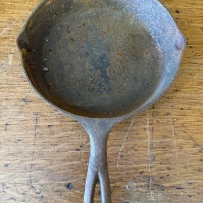 Sale Photo Thumbnail #419: Lot 520: Vintage Cast-iron #6 skillet