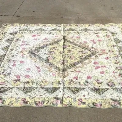 Sale Photo Thumbnail #409: Lot 510: Machine quilt 85x85 - no rips or marks