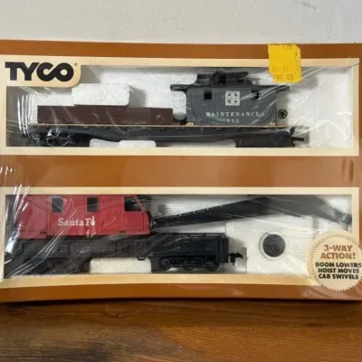 Sale Photo Thumbnail #262: Lot 333: Tyco HO scale Operating crane car with boom tender - unopened