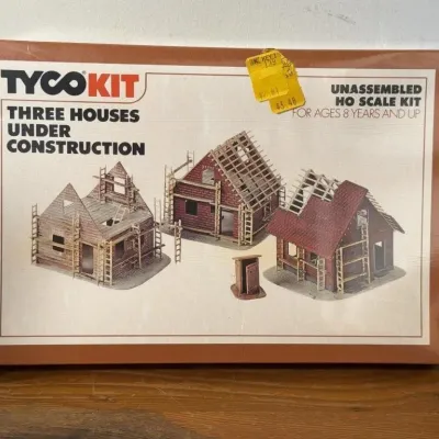 Sale Photo Thumbnail #263: Lot 334: Tyco HO scale 3 houses under construction - unopened