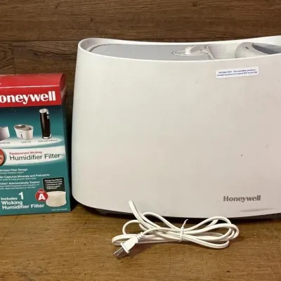 Sale Photo Thumbnail #613: Lot 717: Honeywell humidifier with filter