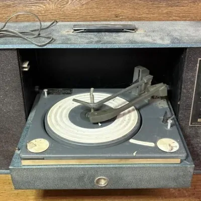 Sale Photo Thumbnail #600: Lot 704: Realistic solid state record player