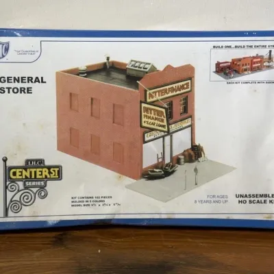Sale Photo Thumbnail #233: Lot 304: IHC HO scale kit general store - new / train model