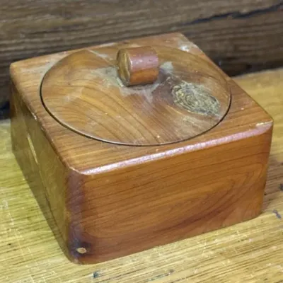 Sale Photo Thumbnail #312: Lot 413: Trinket box with contents