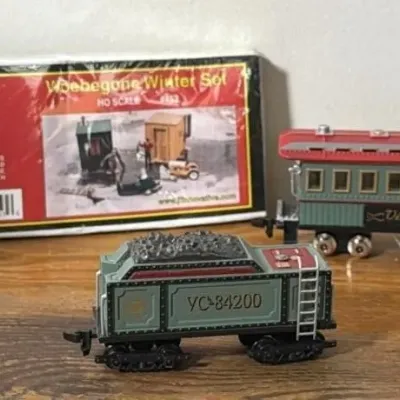 Sale Photo Thumbnail #256: Lot 327: HO Scale winnebago winner set, village express, N scale coal car