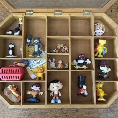 Sale Photo Thumbnail #464: Lot 564: California raisins, Bobby's world, Tom and Jerry figurines/shadowbox - 16x12x3