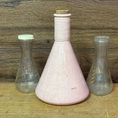 Sale Photo Thumbnail #593: Lot 697: Vintage glass lot