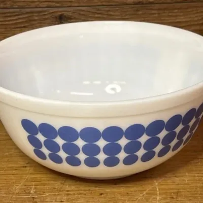 Sale Photo Thumbnail #627: Lot 731: Vintage Pyrex bowl