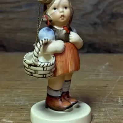 Sale Photo Thumbnail #633: Lot 737: 1984 second edition Schmid girl figurine