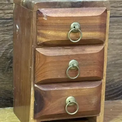 Sale Photo Thumbnail #226: Lot 297: Souvenir jewelry cedar box - Ozarks