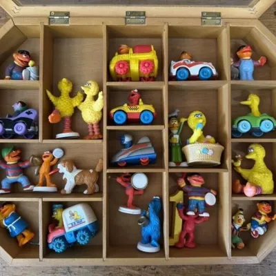 Sale Photo Thumbnail #463: Lot 563: Sesame Street figurines w/ shadowbox